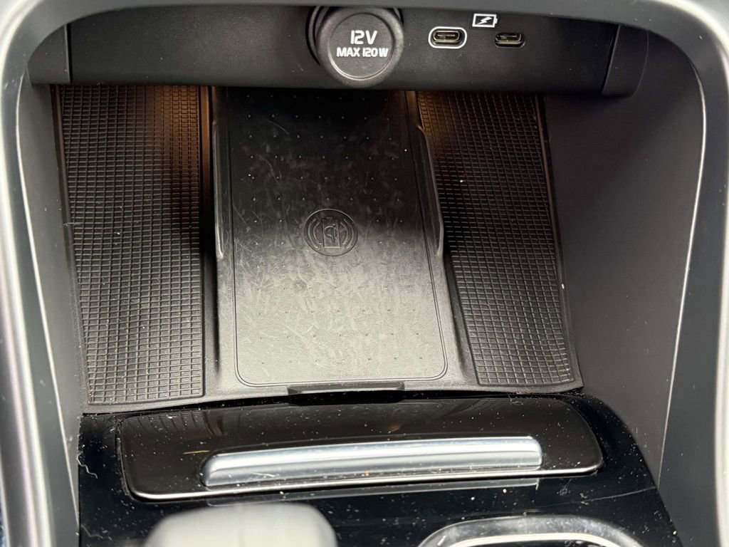 Used 2023 Volvo XC40 Recharge Plus image 24