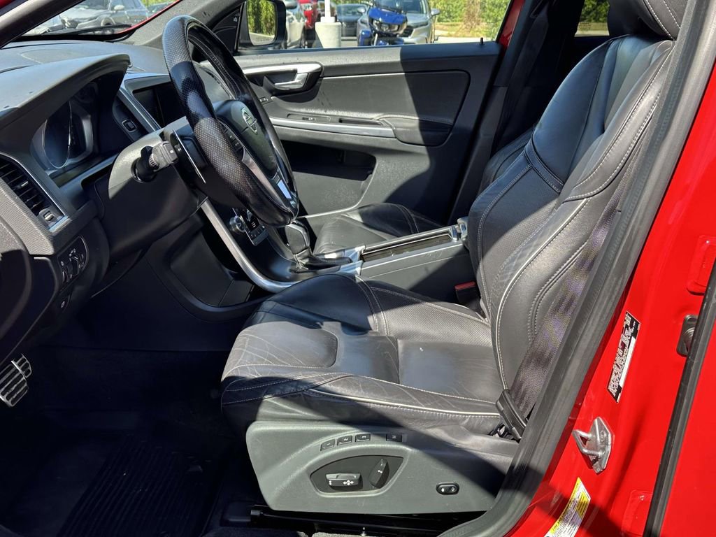 Used 2017 Volvo XC60 T6 R-Design w/ Climate Package image 4