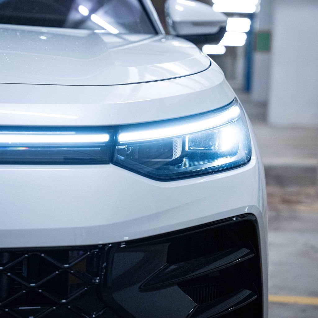 New 2026 Volkswagen Tiguan SEL R-Line AWD/4WD image 3