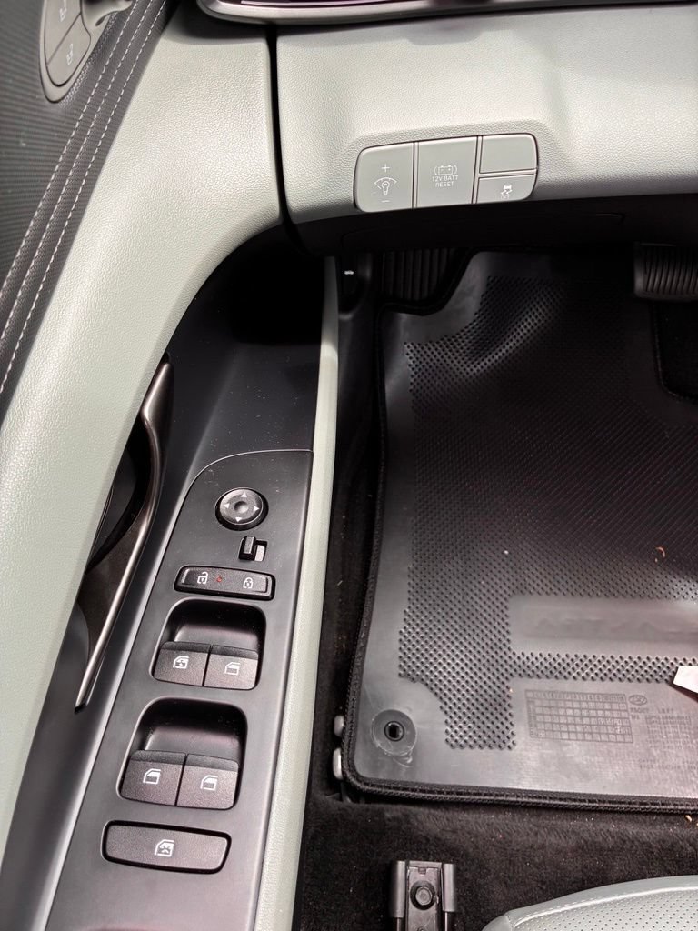 Used 2025 Hyundai Elantra Limited FWD image 25