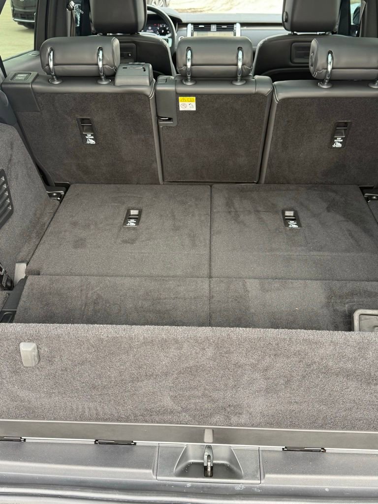 Used 2023 Land Rover Discovery Metropolitan Edition image 19