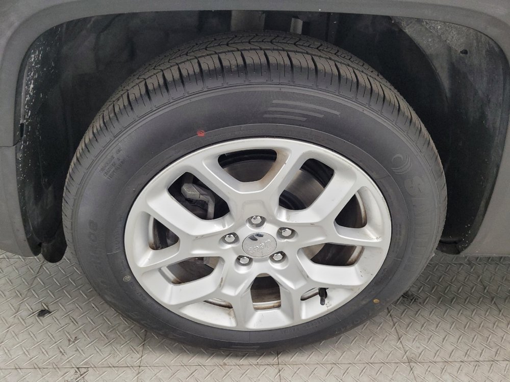 Used 2017 Jeep Renegade Latitude FWD image 31