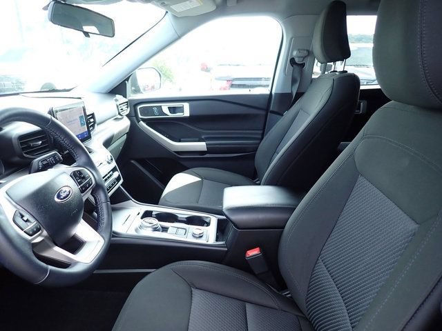Used 2023 Ford Explorer XLT AWD/4WD image 16