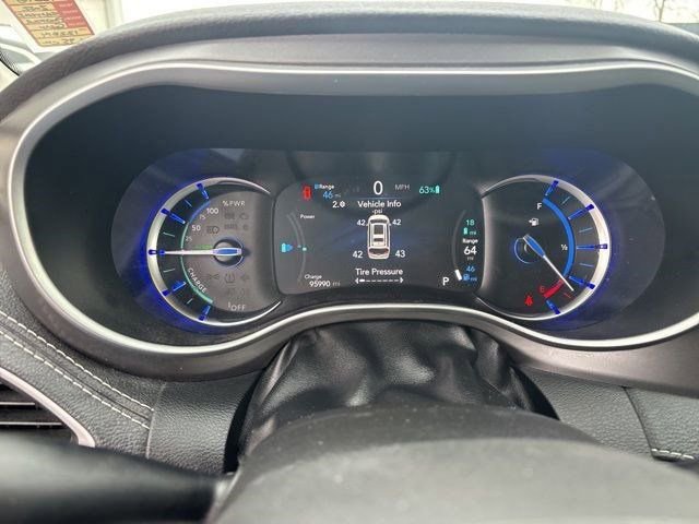 Used 2022 Chrysler Pacifica Touring-L w/ Uconnect Theater Family Group image 15