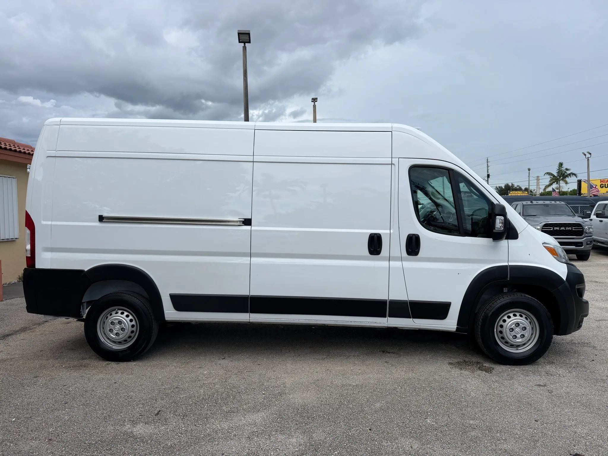 Used 2024 RAM ProMaster 2500 w/ Convenience Group FWD image 4