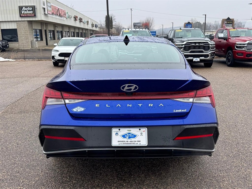 Used 2025 Hyundai Elantra Limited image 3