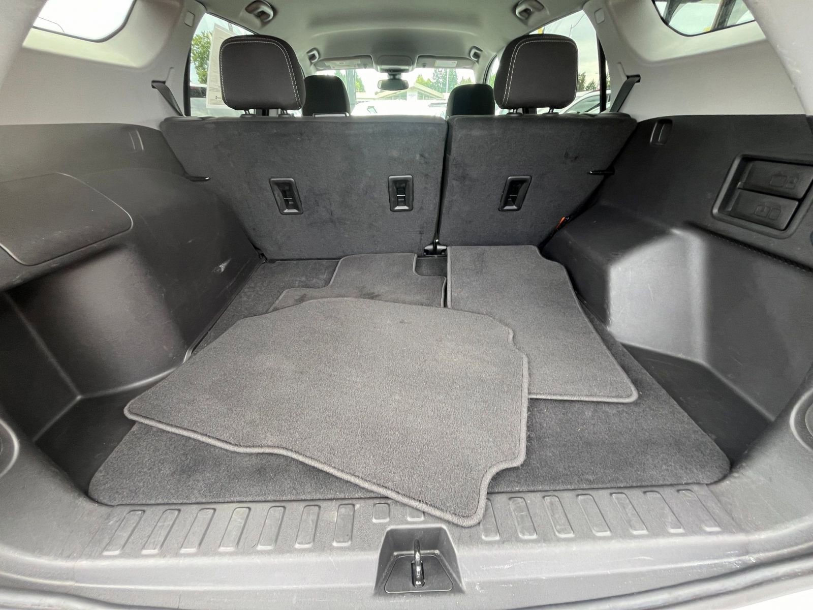 Used 2024 GMC Terrain SLE image 33