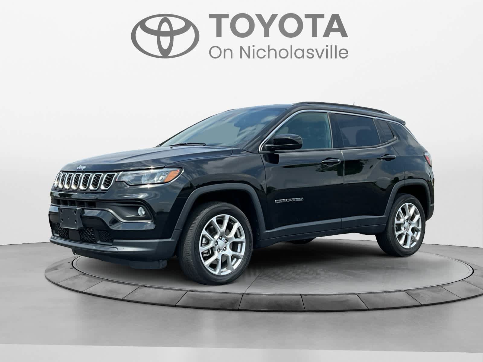 Used 2024 Jeep Compass Latitude AWD/4WD image 1