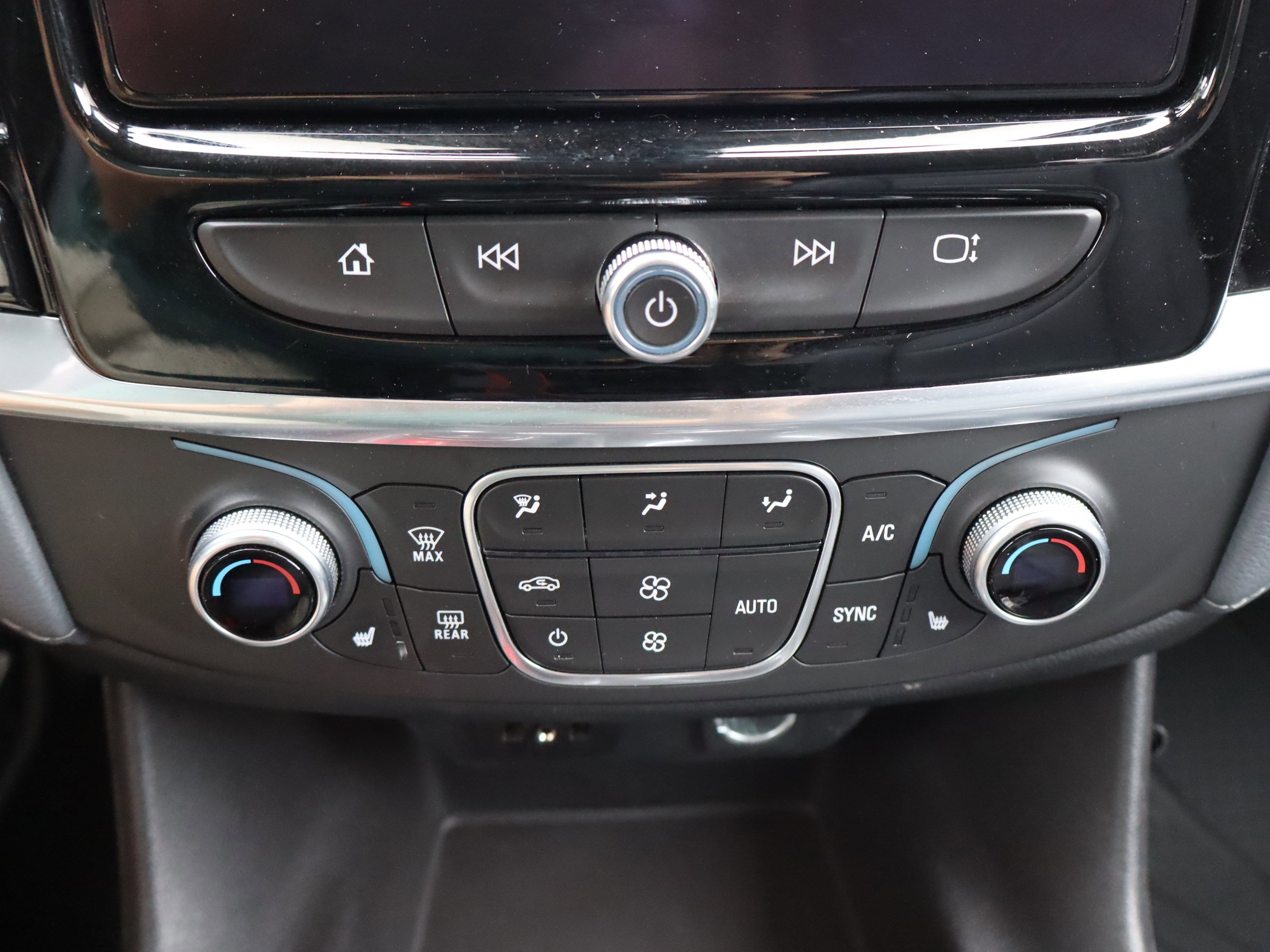 Used 2019 Chevrolet Traverse LT w/ LT Premium Package FWD image 27