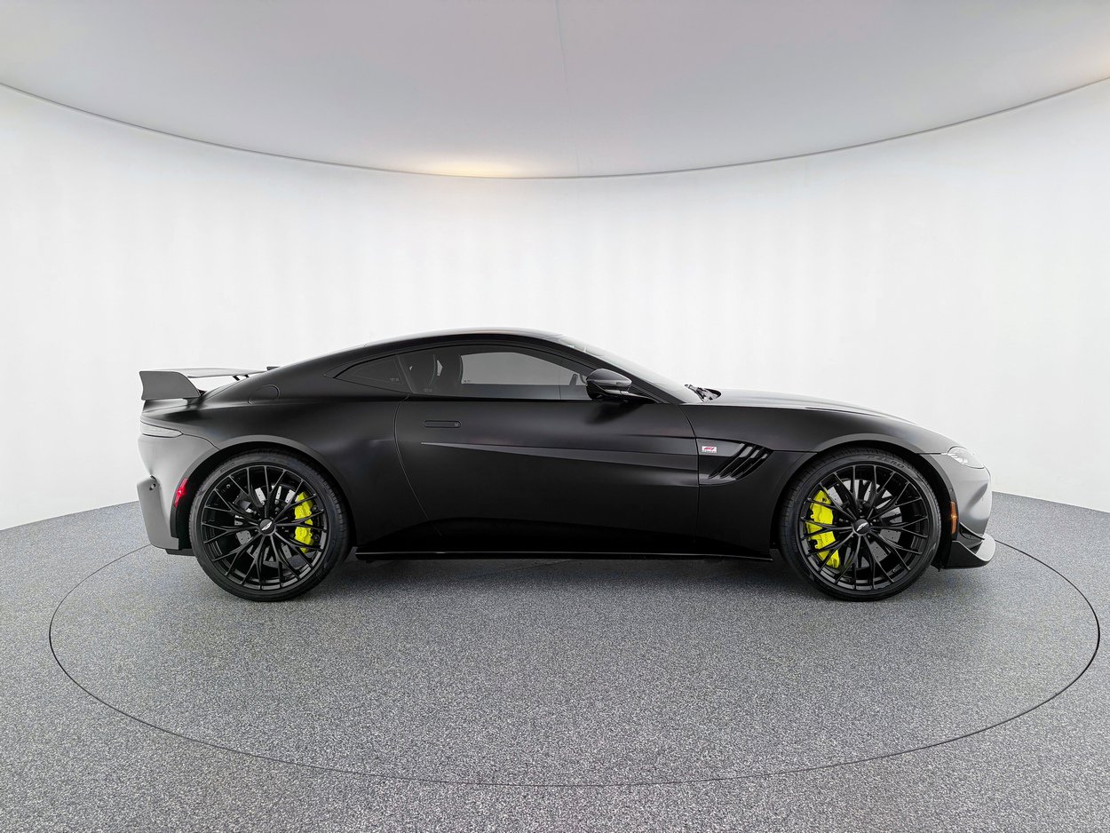 Used 2022 Aston Martin V8 Vantage Coupe image 7