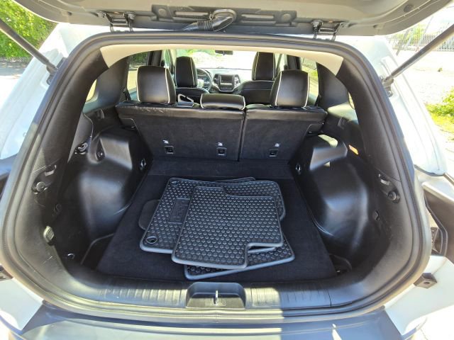 Used 2019 Jeep Cherokee Latitude Plus AWD/4WD image 32