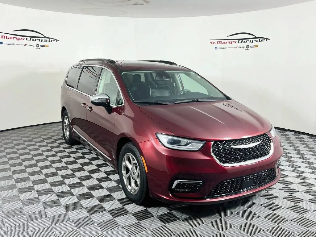 Used 2023 Chrysler Pacifica Limited FWD image 1