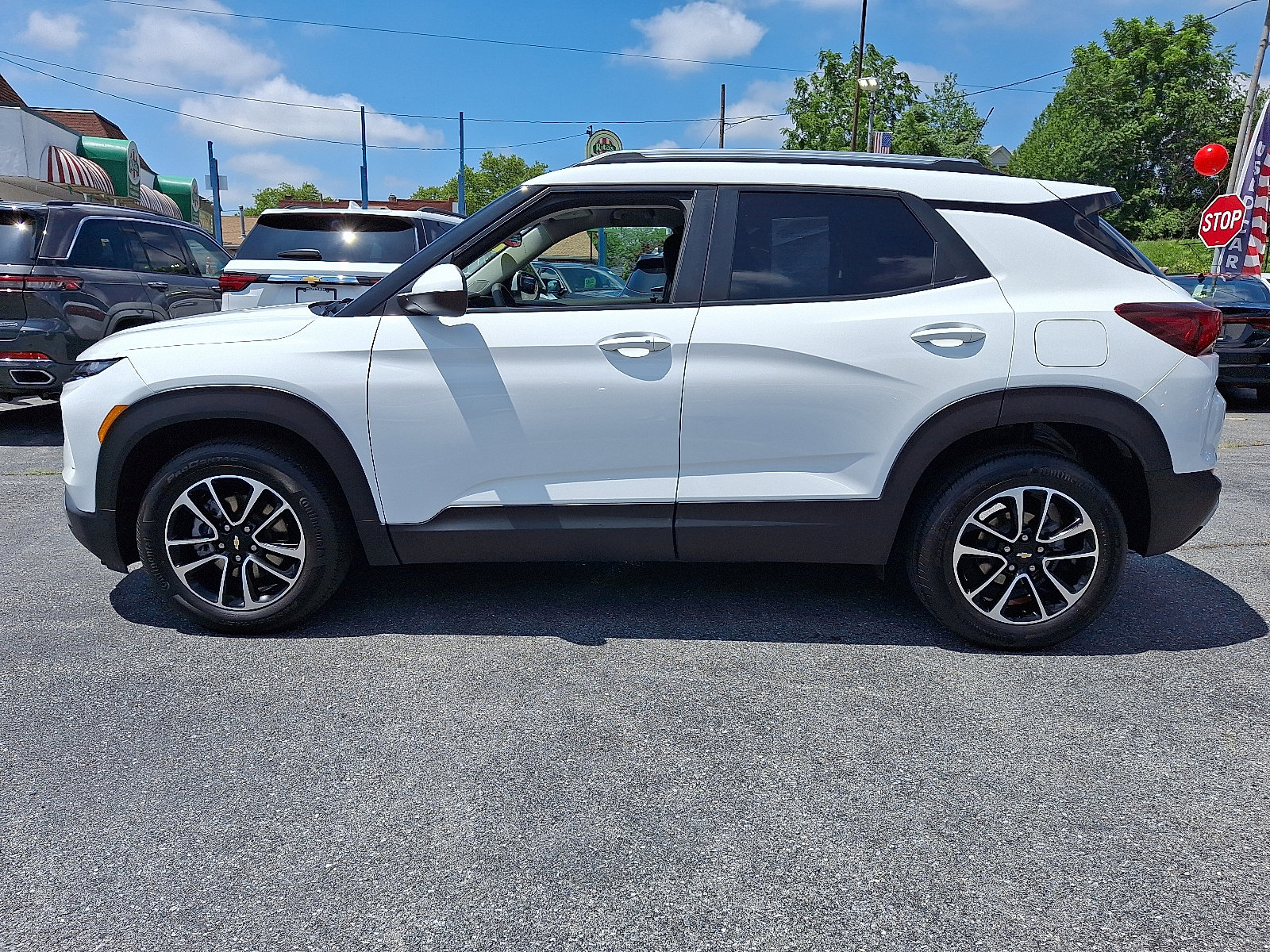 Used 2025 Chevrolet TrailBlazer LT image 2