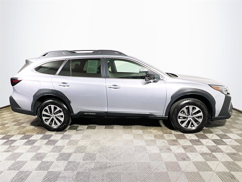Used 2025 Subaru Outback Premium image 9