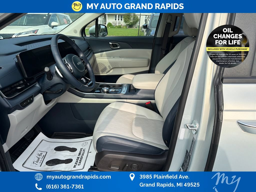 Used 2025 Kia Carnival EX FWD image 9