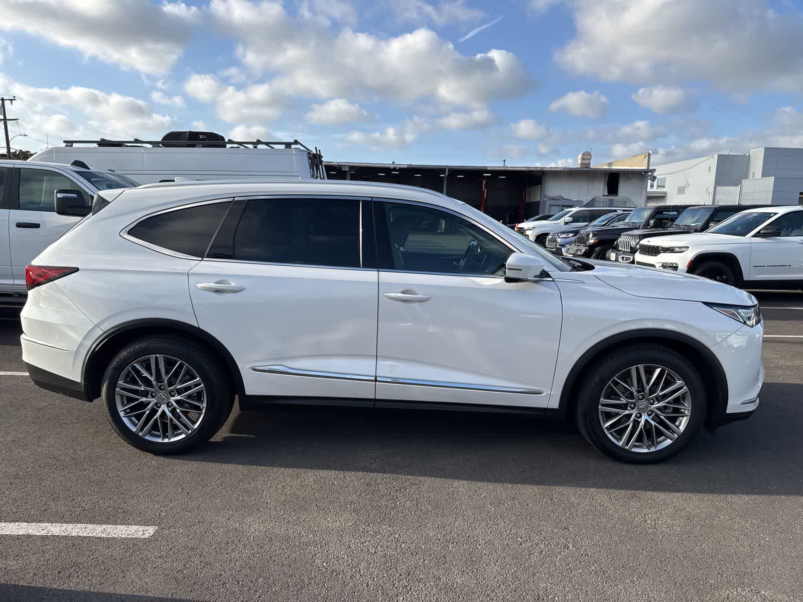 Used 2023 Acura MDX SH-AWD w/ Advance Package image 3