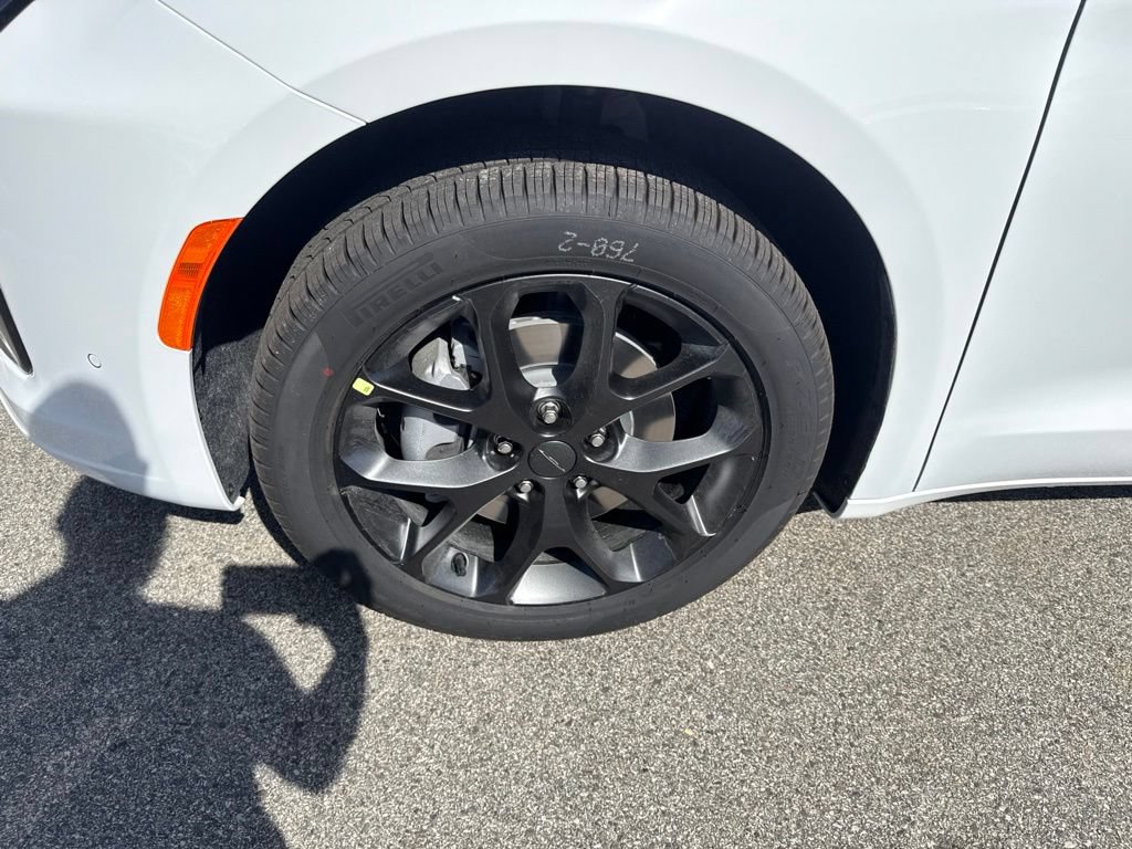 New 2027 Chrysler Pacifica Limited AWD/4WD image 9