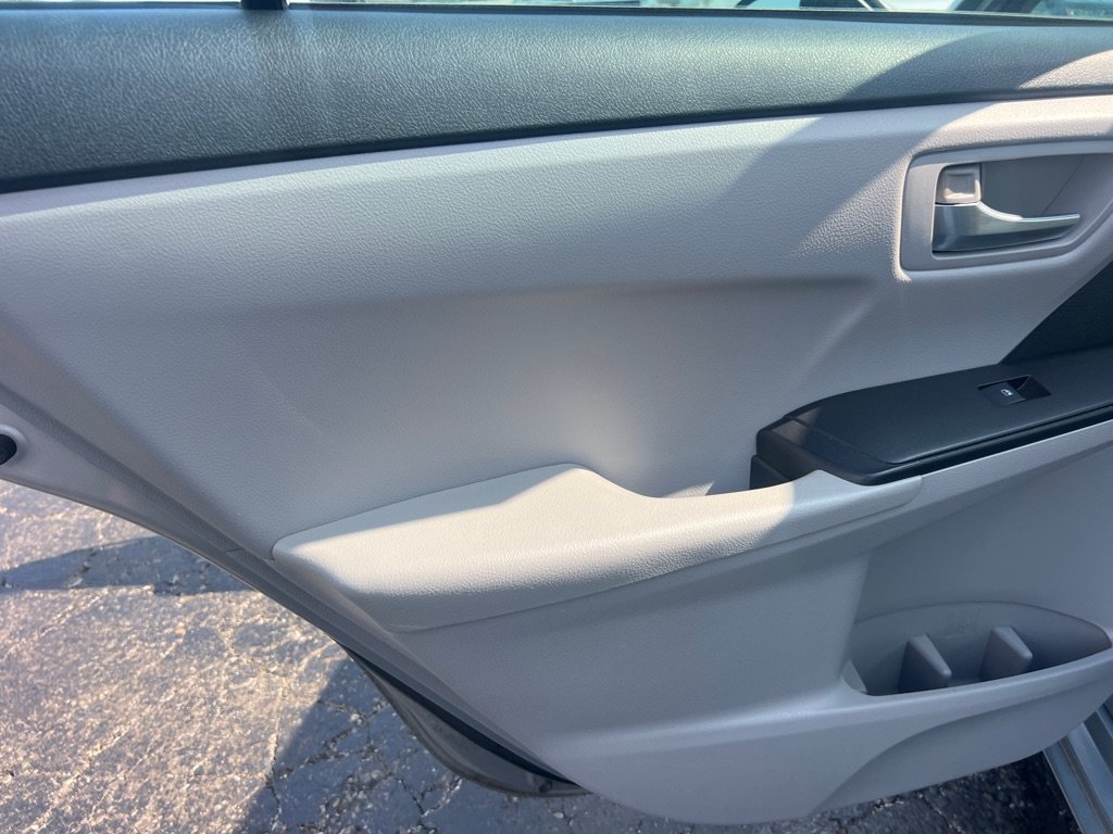 Used 2015 Toyota Camry SE FWD image 12