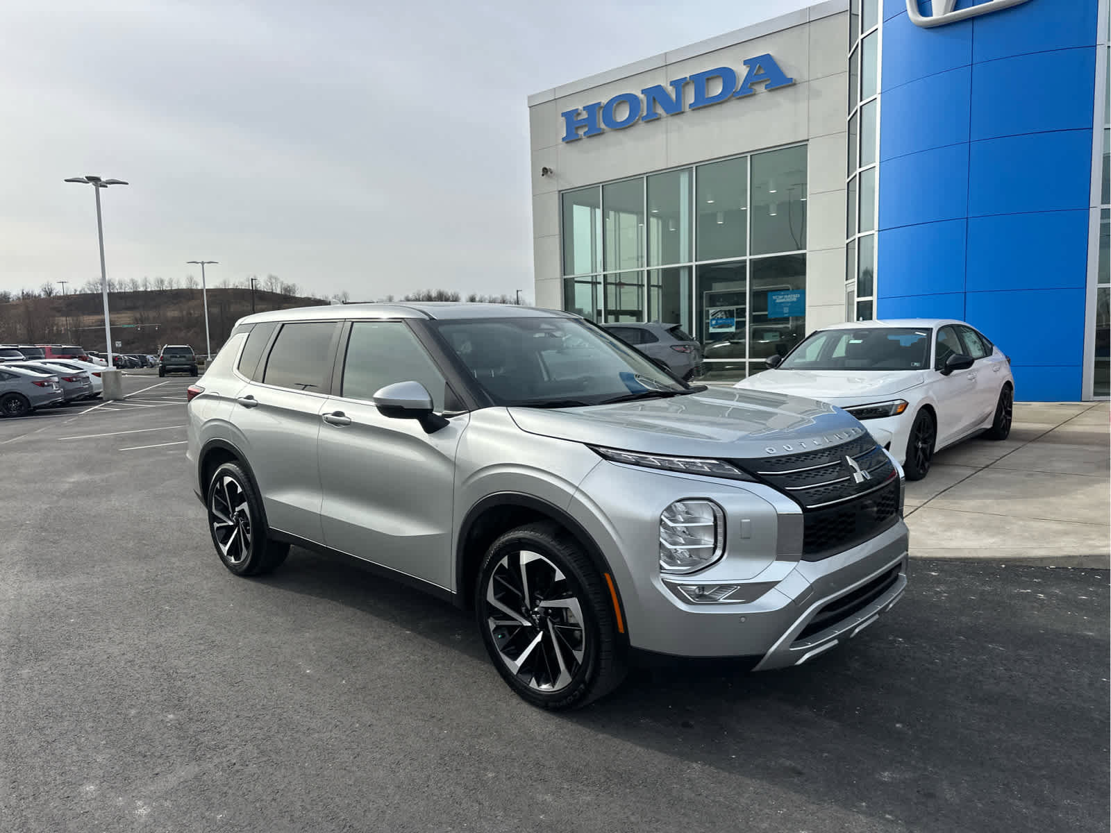 Used 2024 Mitsubishi Outlander SE image 3