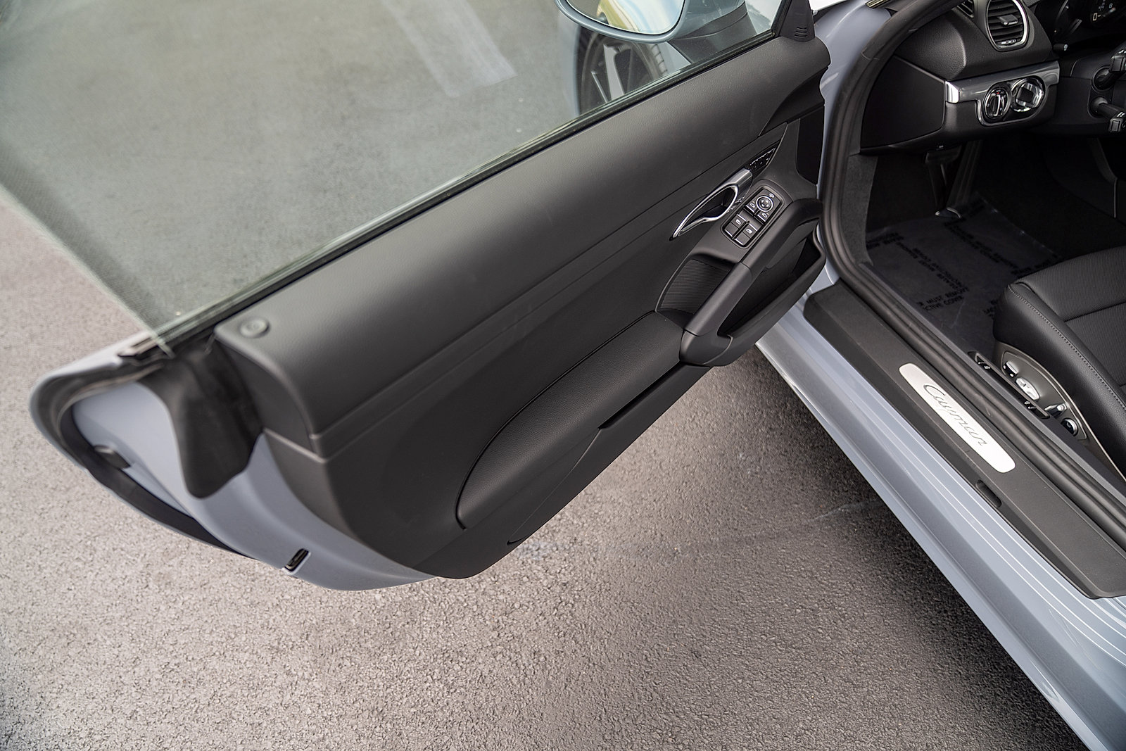 Used 2025 Porsche 718 Cayman RWD image 18