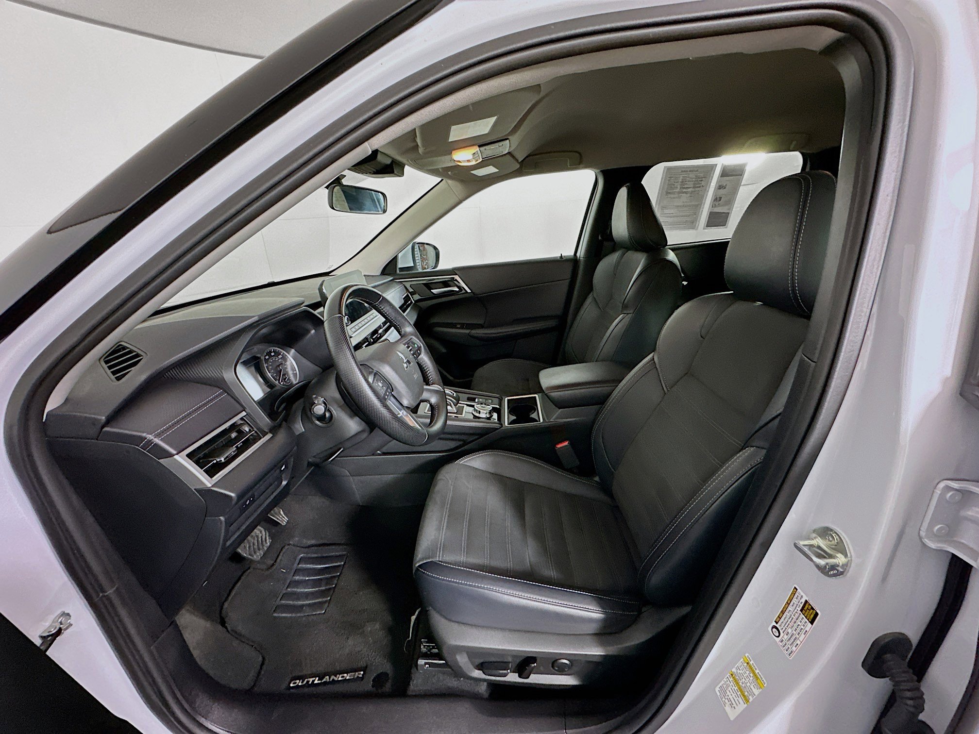 Used 2024 Mitsubishi Outlander SE image 13