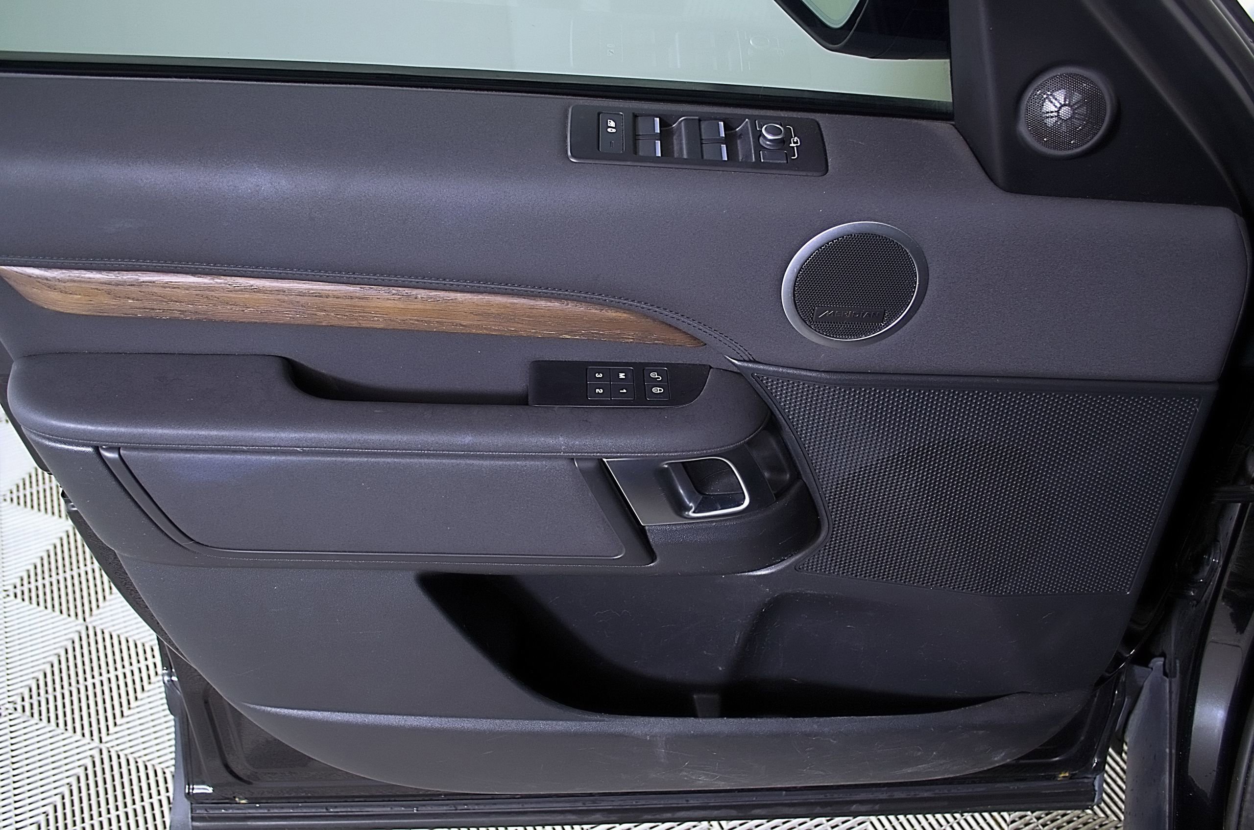 Used 2020 Land Rover Discovery HSE AWD/4WD image 15