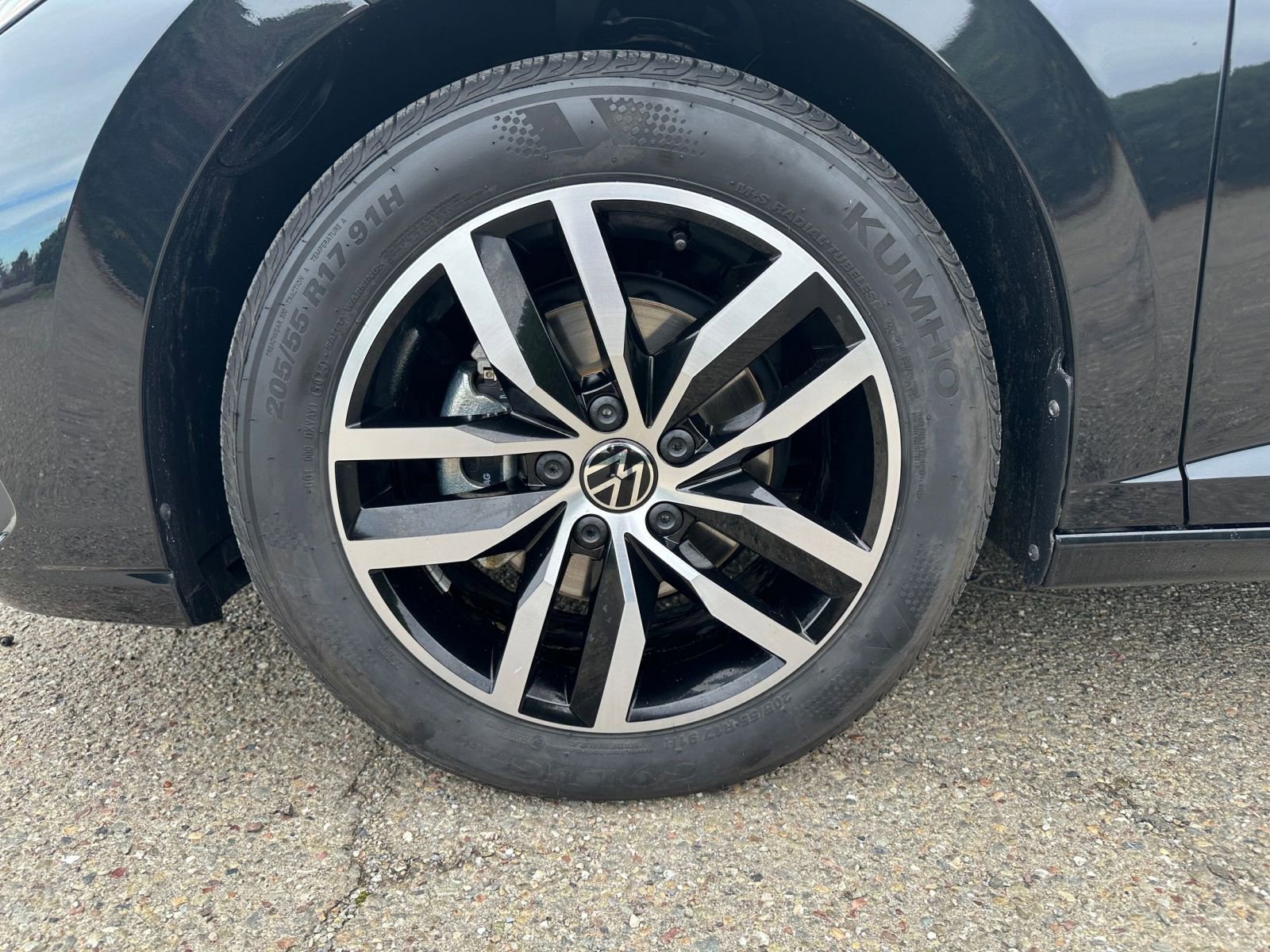 Used 2025 Volkswagen Jetta SE image 32