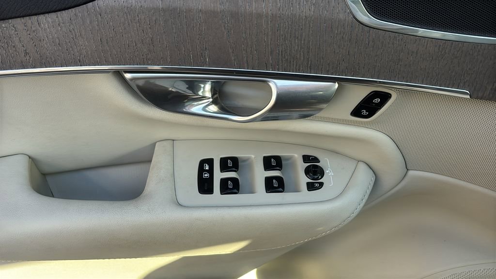 Used 2023 Volvo XC90 B6 Plus image 12