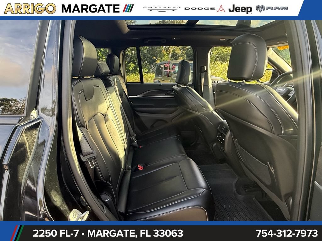 Used 2025 Jeep Grand Cherokee Limited w/ Luxury Tech Group II AWD/4WD image 16