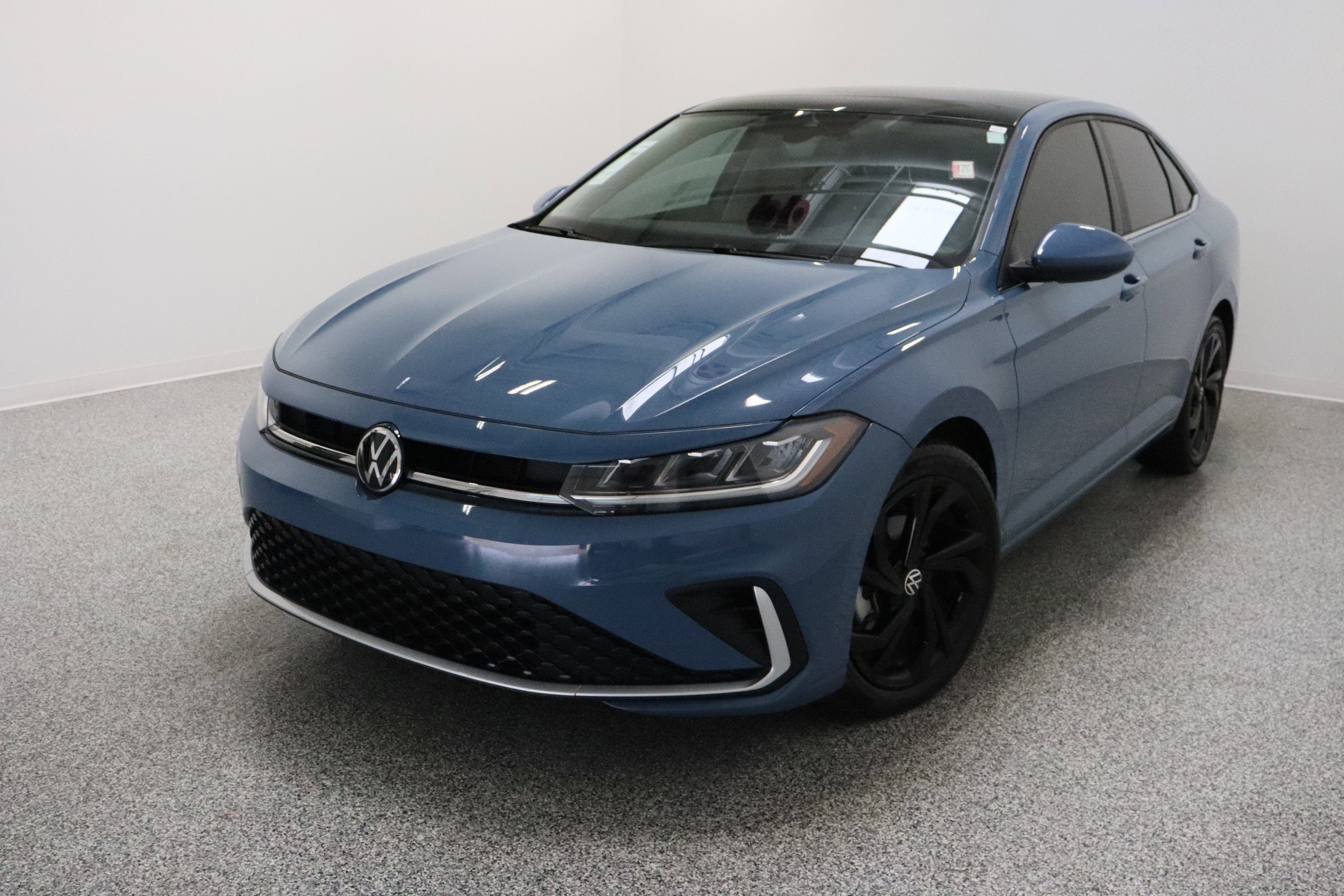 Used 2025 Volkswagen Jetta SE image 2