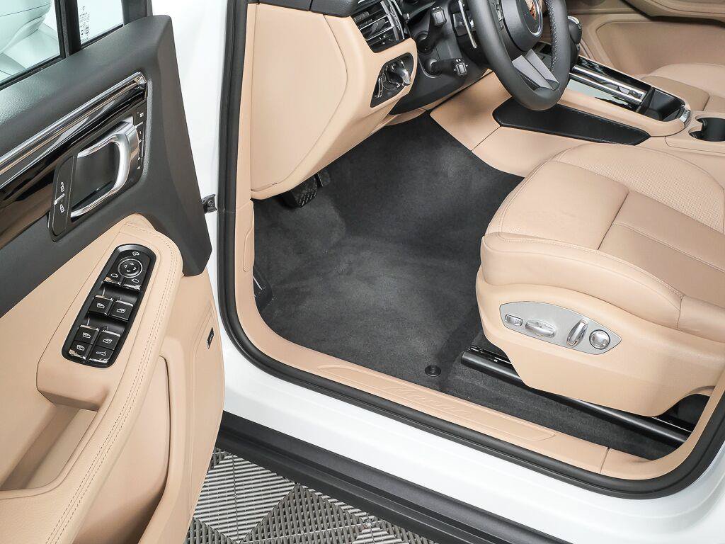 Certified 2026 Porsche Macan Turbo AWD/4WD image 8