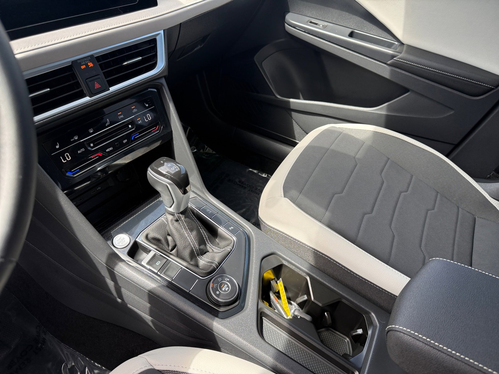 Used 2025 Volkswagen Taos SE w/ Panoramic Sunroof Package AWD/4WD image 13