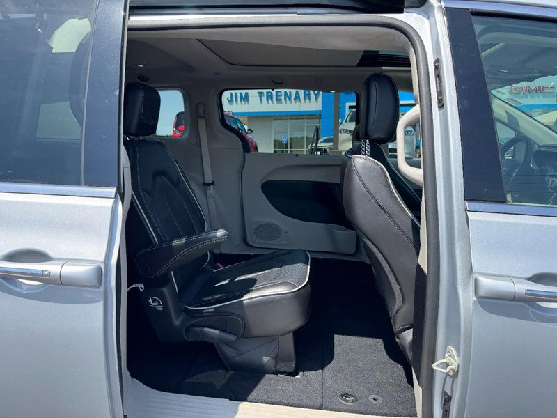 Used 2023 Chrysler Pacifica Limited FWD image 10