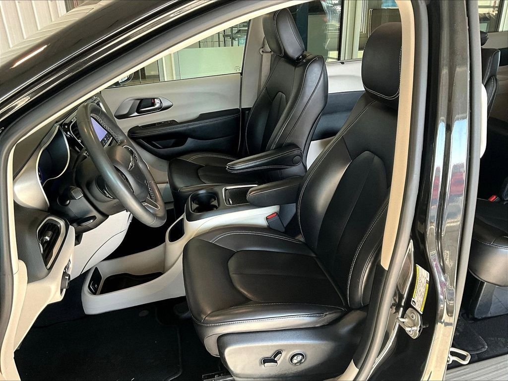 Used 2023 Chrysler Pacifica Touring-L FWD image 10