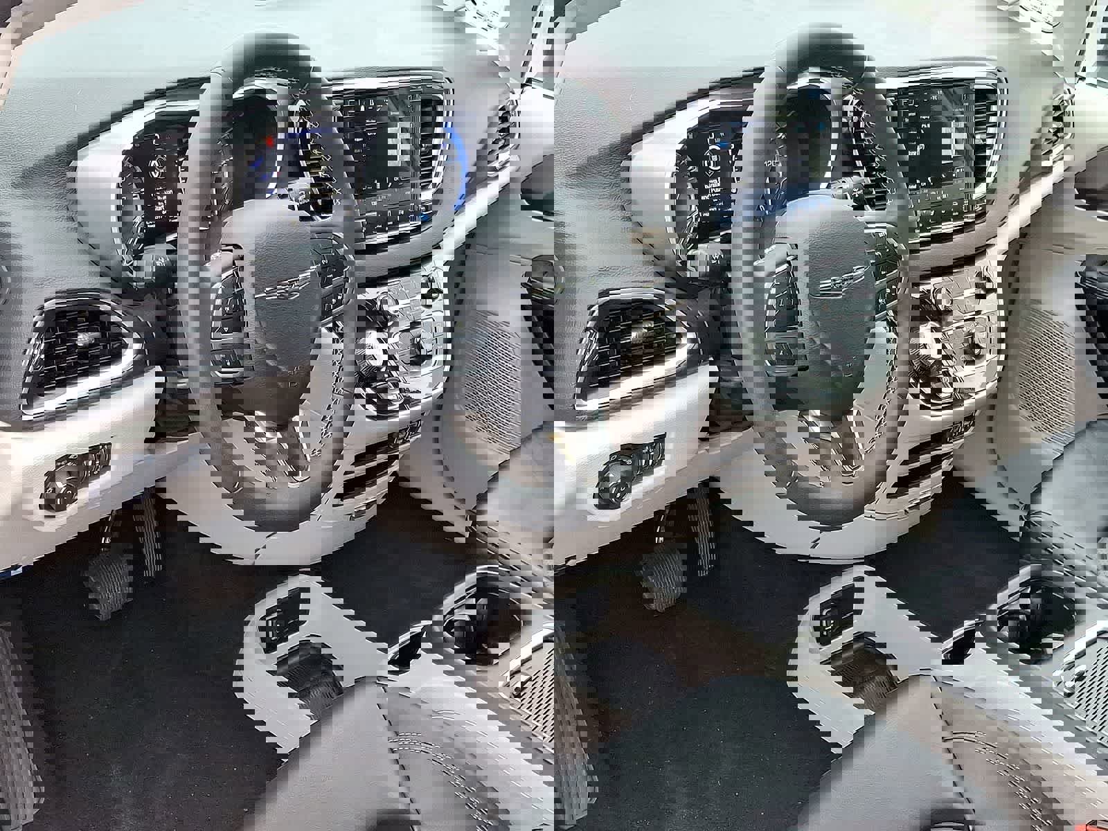 Used 2023 Chrysler Pacifica Touring-L image 13