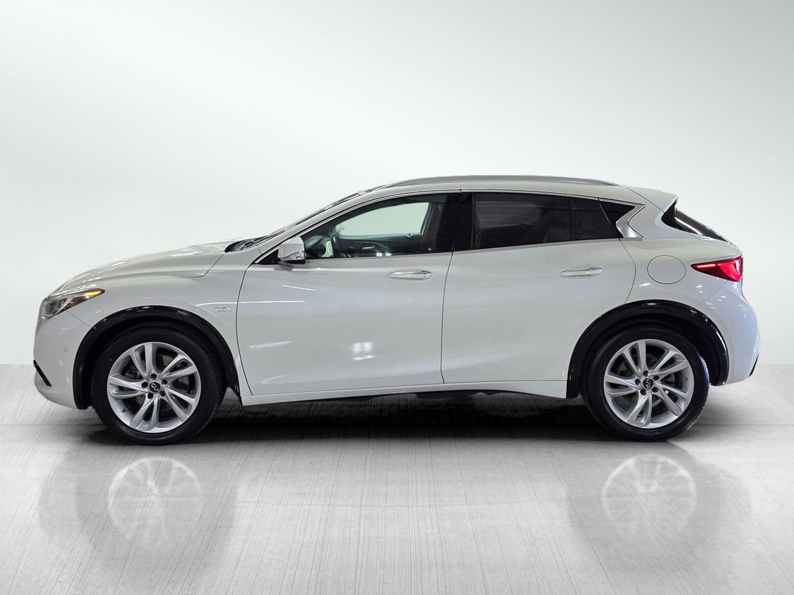 Used 2017 INFINITI QX30 Premium w/ Navigation Package FWD image 4