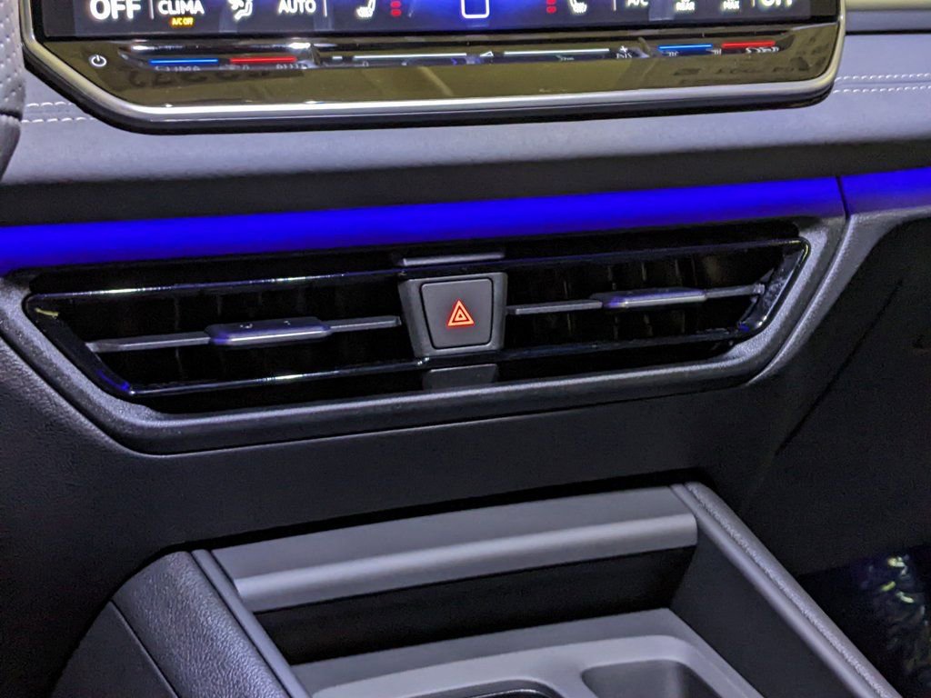 New 2026 Volkswagen Tiguan SE R-Line image 18