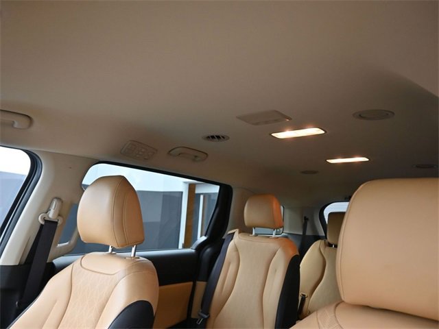Used 2023 Kia Carnival LX image 23