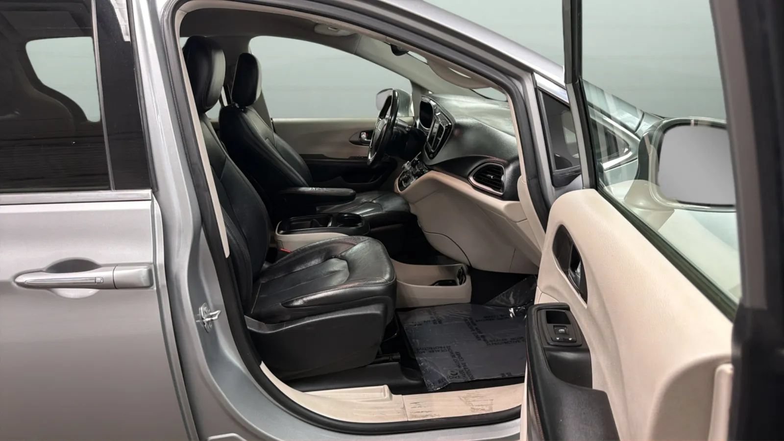 Used 2020 Chrysler Pacifica Touring-L FWD image 22