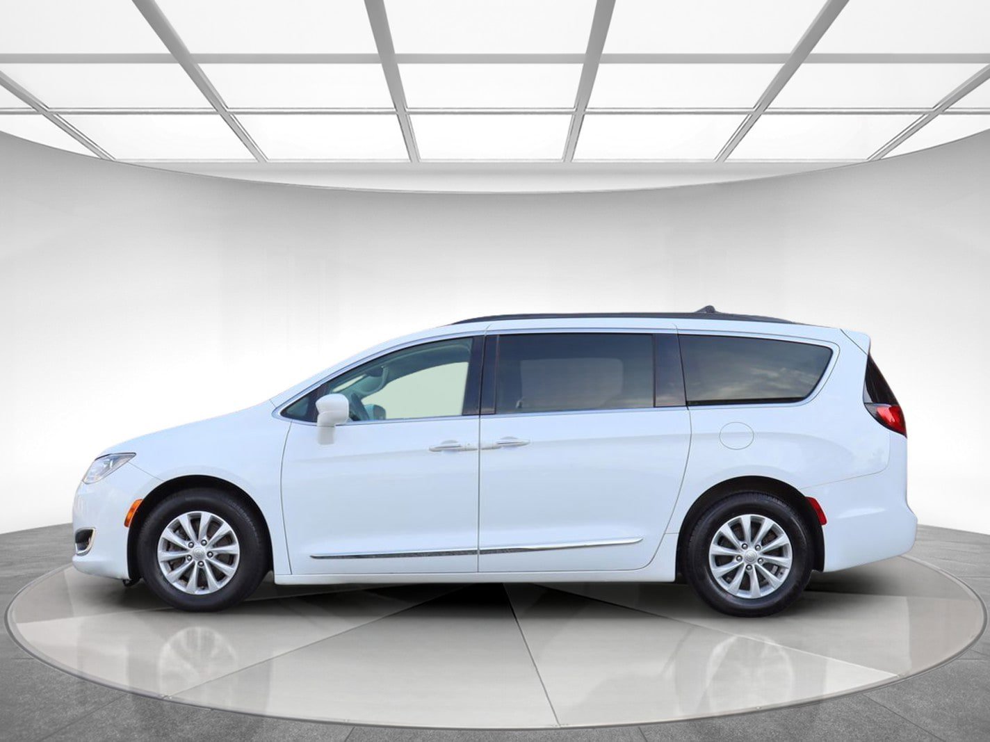 Used 2017 Chrysler Pacifica Touring-L FWD image 5