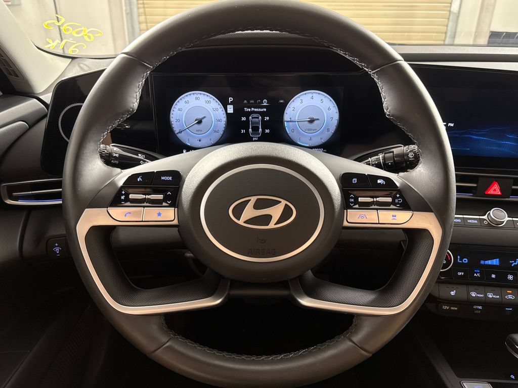 Certified 2025 Hyundai Elantra Limited FWD image 17