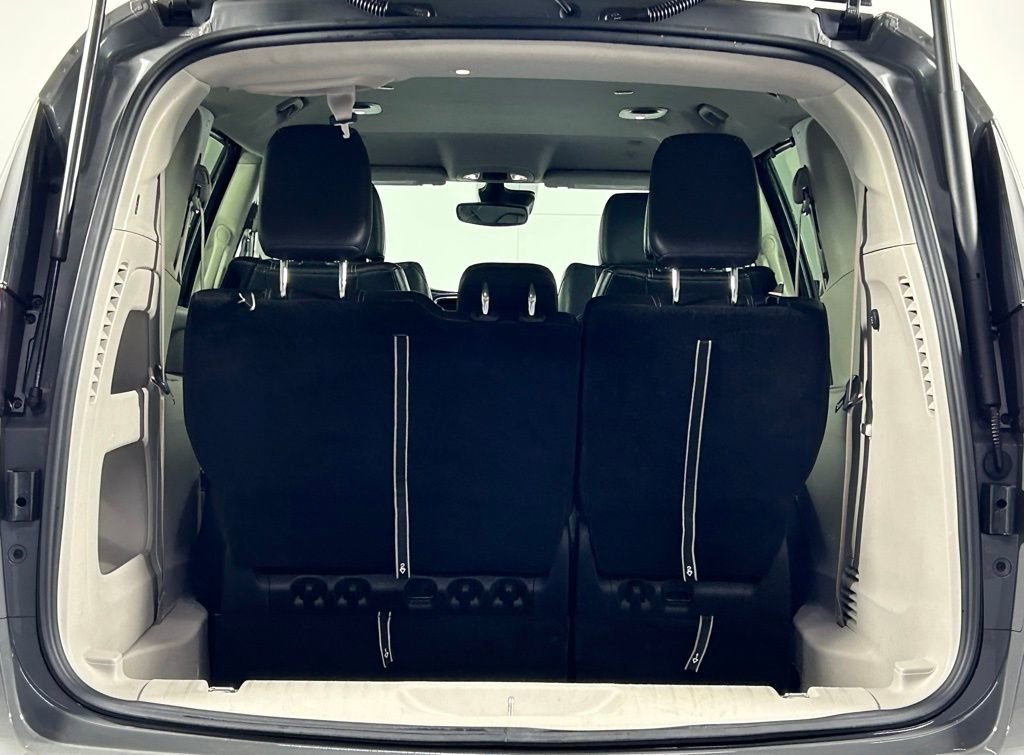 Used 2023 Chrysler Pacifica Touring-L image 14