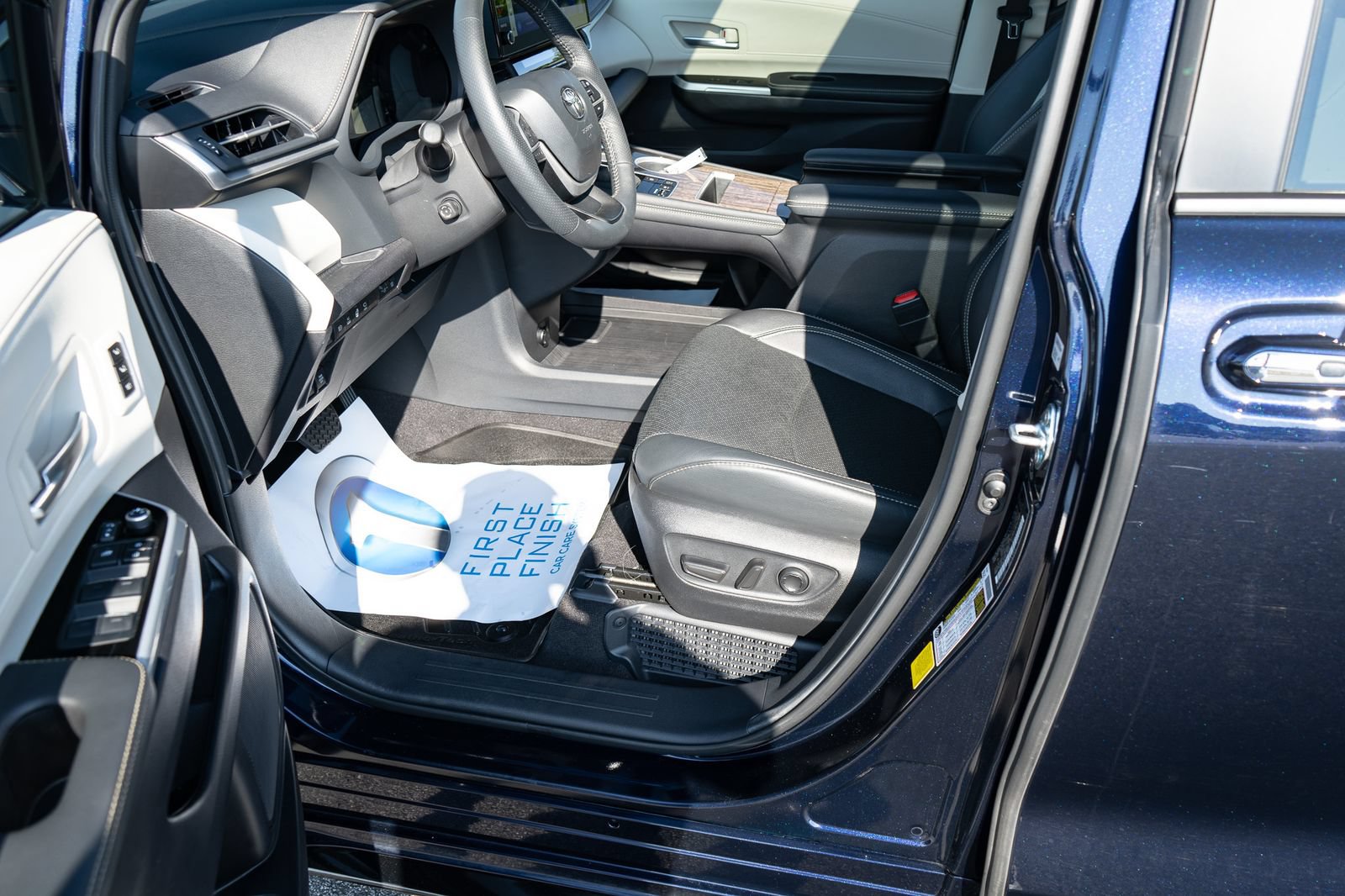 Used 2025 Toyota Sienna Platinum AWD/4WD image 18