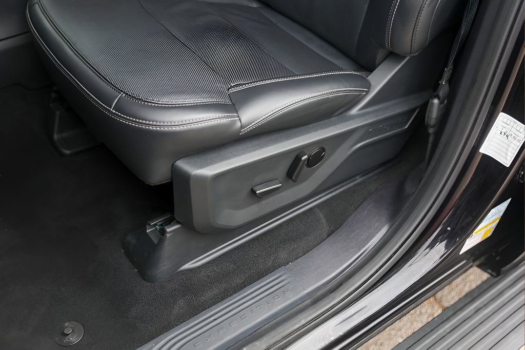 Used 2025 Ford Expedition Max Platinum AWD/4WD image 7