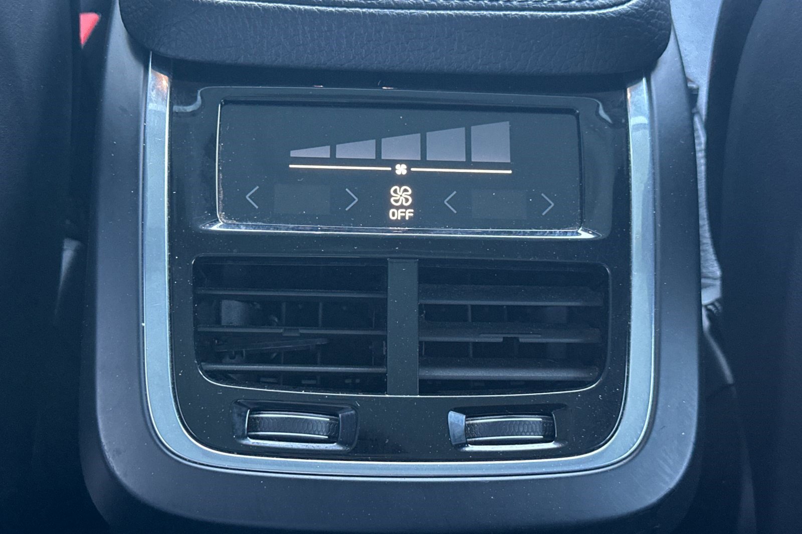 Used 2016 Volvo XC90 T6 Momentum w/ Momentum Plus Package image 16