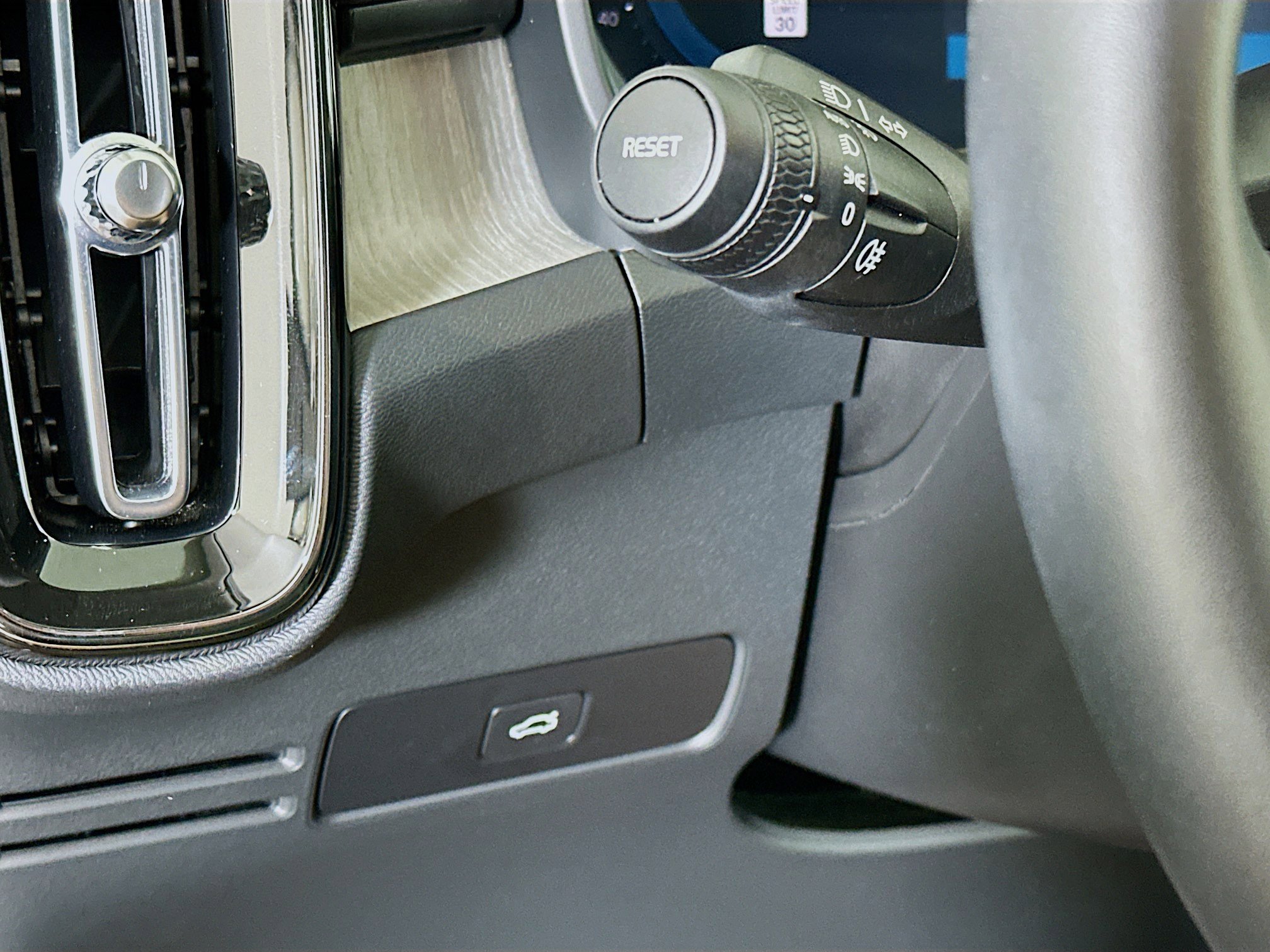 Used 2025 Volvo XC40 B5 Core w/ Protection Package Premier image 17