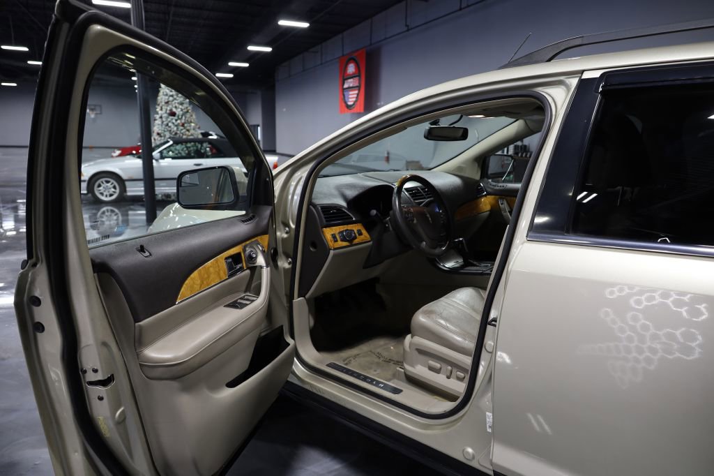 Used 2011 Lincoln MKX 2WD w/ Wood Pkg image 9