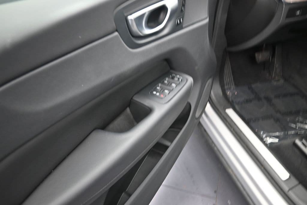 Certified 2024 Volvo XC60 B5 Plus w/ Climate Package AWD/4WD image 10