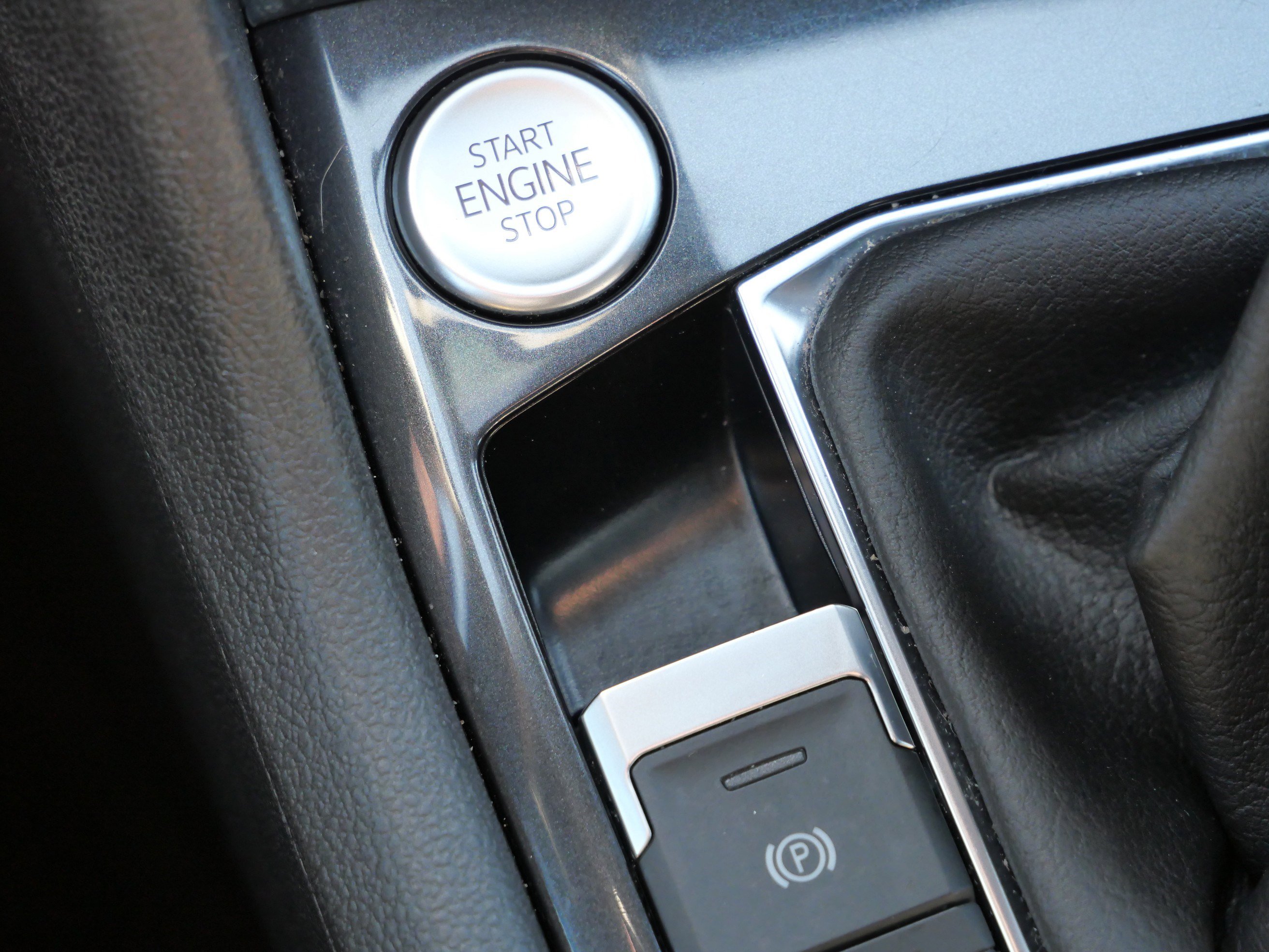 Certified 2023 Volkswagen Tiguan SE R-Line image 28