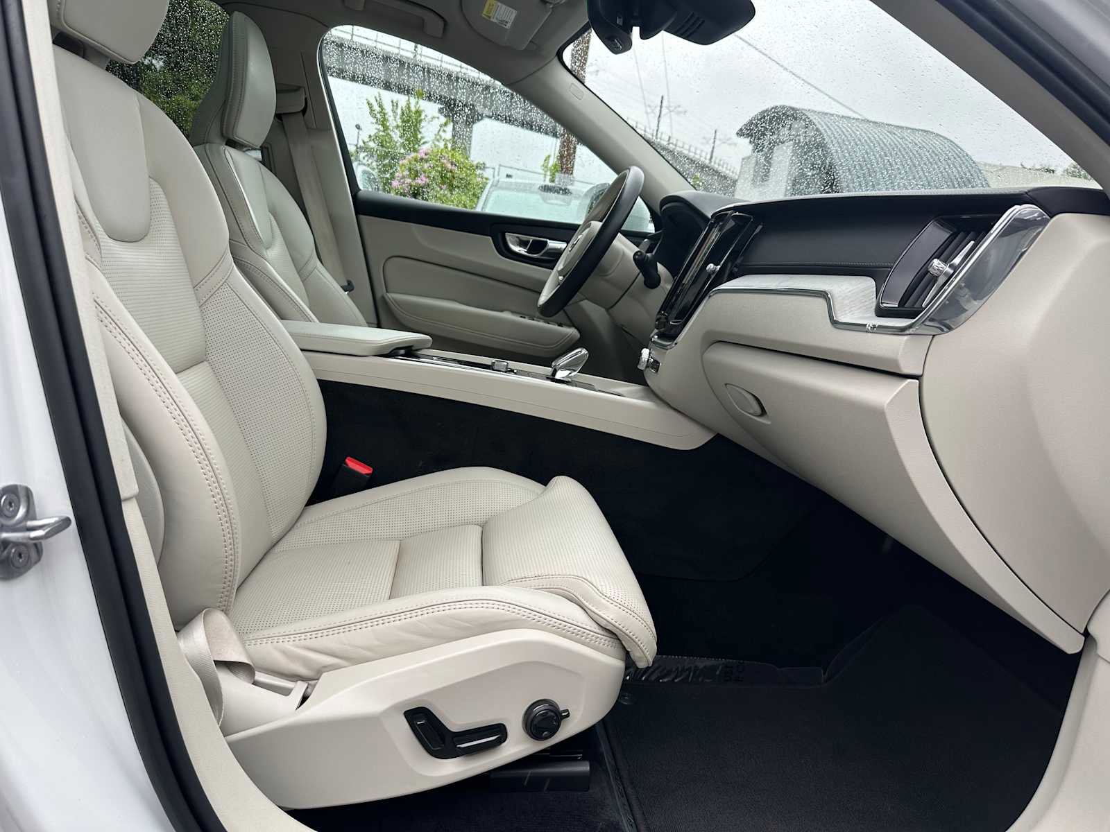 Used 2023 Volvo XC60 B6 Ultimate w/ Protection Package Premier AWD/4WD image 10